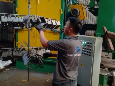 Đa năng và hiệu quả với máy phun bi dạng treo 3 đầu phun