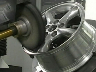 Dùng hóa chất hay phun cát để xử lý làm sạch bề mặt kim loại?