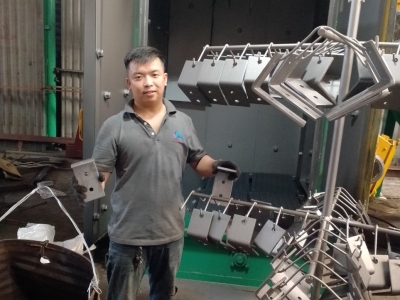 Tối ưu hiệu suất với máy phun bi dạng treo 2 đầu phun