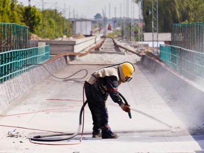 Gia công phun cát tạo nhám – làm sạch bề mặt kim loại