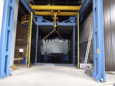 Máy phun bi giá treo sản phẩm: Giải pháp làm sạch bề mặt kim loại tối ưu